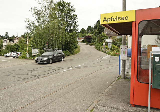 Quartier Apfelsee: Auf der Werbhollenstrasse wird wegen des Busbetriebs kein Rechtsvortritt gelten und auch auf verkehrsberuhigende Schikanen wird verzichtet. Kommt stattdessen ein Blitzkasten?  Foto: Lukas Hausendorf