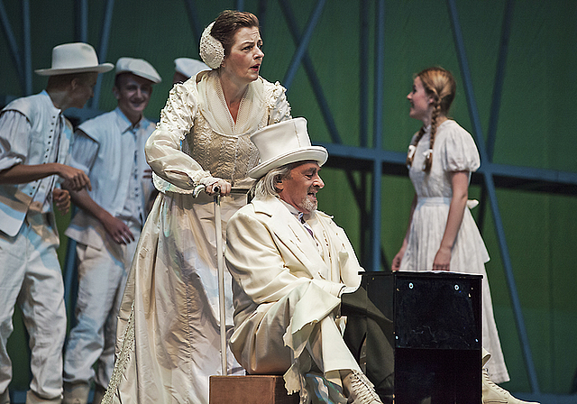 Aus dem Osterspaziergang vor dem Tor aus «Faust I»: Barbara Stuten als Alte und Urs Bihler als Bettler. Foto: zVg/Georg Tedeschi