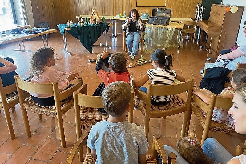 Märchenstunde im Pfarreiheim: Die Kinder lauschten im Obergeschoss des Pfarreiheims den Geschichten von Sylvia Diethelm-Seeger. Fotos: Tanja Opiasa-Bangerter