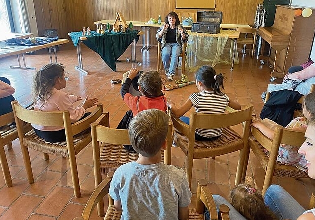 Märchenstunde im Pfarreiheim: Die Kinder lauschten im Obergeschoss des Pfarreiheims den Geschichten von Sylvia Diethelm-Seeger. Fotos: Tanja Opiasa-Bangerter