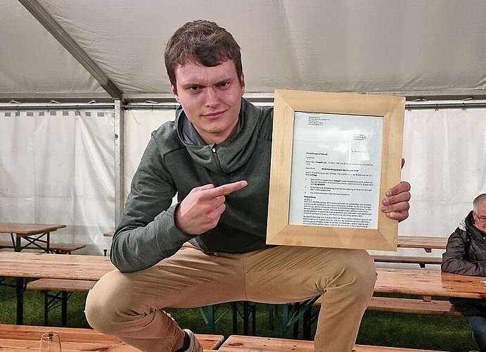 Auch zu später Stunde noch stolz: Gemeinderat Kevin Vögtli 
mit «seiner» Einstellungsverfügung.