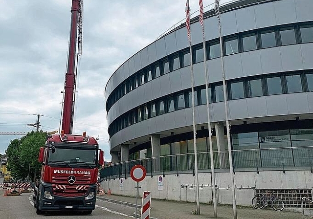 Kran aufgestellt:  Am Mittwochmorgen wurde die Kühlanlage auf dem Dach des Birs Centers versetzt.