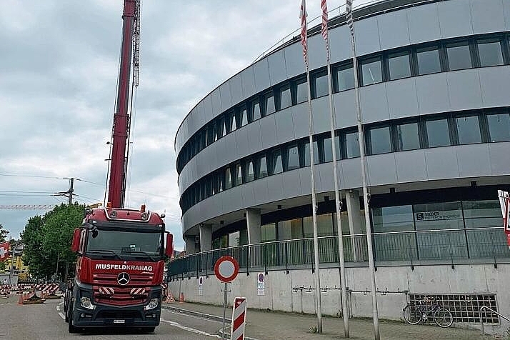 Kran aufgestellt:  Am Mittwochmorgen wurde die Kühlanlage auf dem Dach des Birs Centers versetzt.