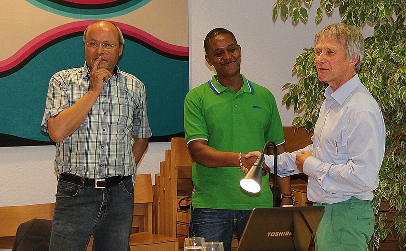 Schätzt das Engagement: Der Eritreer Yohannes Adhanom dankt spontan Bruno Knobel (r.) und Linard Candreia (l.). Fotos: Gaby Walther Schätzt das Engagement: Der Eritreer Yohannes Adhanom dankt spontan Bruno Knobel (r.) und Linard Candreia (l.). Fotos: Gaby Walther