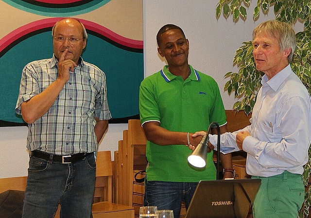Schätzt das Engagement: Der Eritreer Yohannes Adhanom dankt spontan Bruno Knobel (r.) und Linard Candreia (l.). Fotos: Gaby Walther