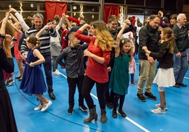 Inklusive Hüftschwung: Die Schülerinnen und Schüler haben sichtlich Spass am Tanzen. Fotos: Martin Staub