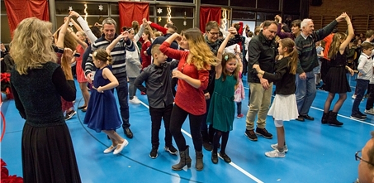 Inklusive Hüftschwung: Die Schülerinnen und Schüler haben sichtlich Spass am Tanzen. Fotos: Martin Staub
