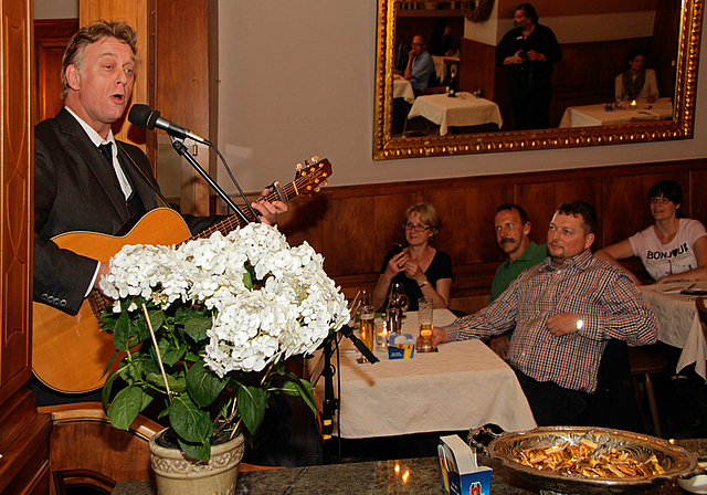 Ode an das Baselbiet: Florian Schneider im Restaurant Rathausstübli. Unter seinen Gästen auch Kantonspolitiker Rolf Richterich (r.).  Foto: Martin Staub