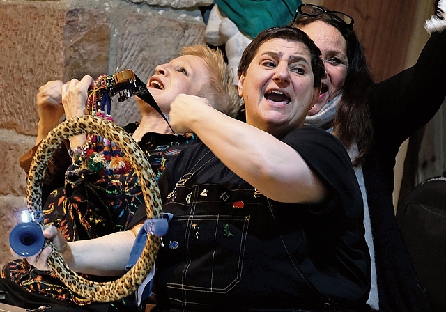 Täuschen medizinischen Notfall vor: (v. l.) Nina Dimitri, Silvana Gargiulo und Nicole Knuth. Foto: Thomas Brunnschweiler