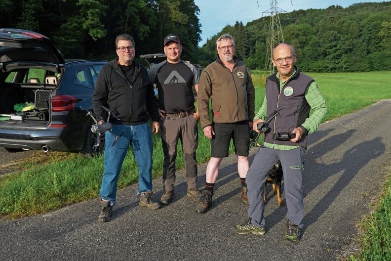 Retten Rehkitze: (von links) Marcel Michel, Dominik Bohrer, Manfred Bloch und Thierry Kloetzer.
         
         
            Foto: Tobias Gfeller