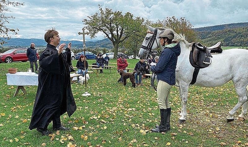 Segnung: Der Pfarrer segnete Reiterinnen, Spaziergänger und Velofahrer. Fotos: ZVG
