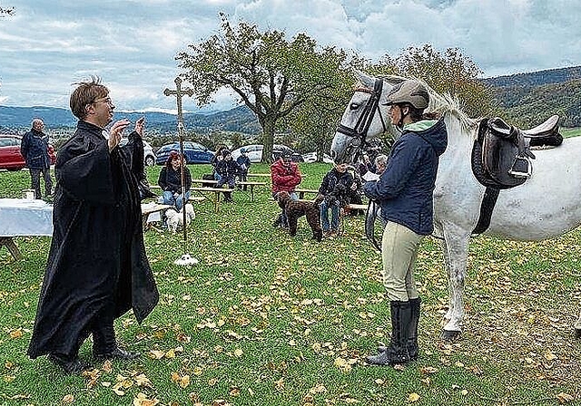 Segnung: Der Pfarrer segnete Reiterinnen, Spaziergänger und Velofahrer. Fotos: ZVG
