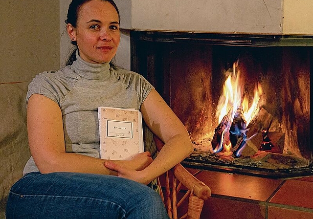 Die Verlegerin des neuen Bandes: Evgeniya Shishkina präsentiert das Cover von «Kindheiten». Foto: Martin Staub