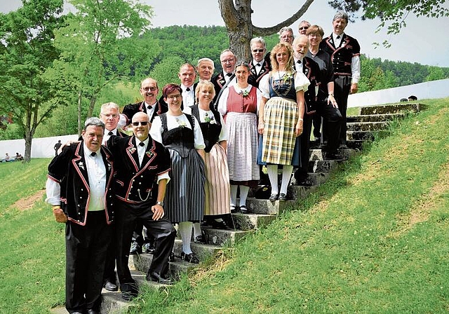 Freut sich auf das Schwingfest: Der Jodlerklub Sunnesyte Nunningen wurde letztes Jahr 75 Jahre alt. Das Bild zeigt, dass die Jodlerinnen und Jodler jung geblieben sind. Foto: zVg