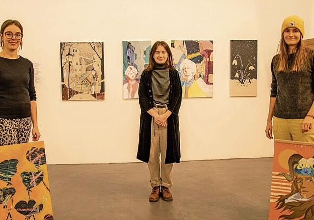 Die drei Talente: Désirée Moser (l.) und Joëlle Häner (r.) zeigen sich mit einem ihrer Bilder mit Magda Lutz und deren Maturaarbeit «Il Neige» im Hintergrund. Foto: Martin Staub