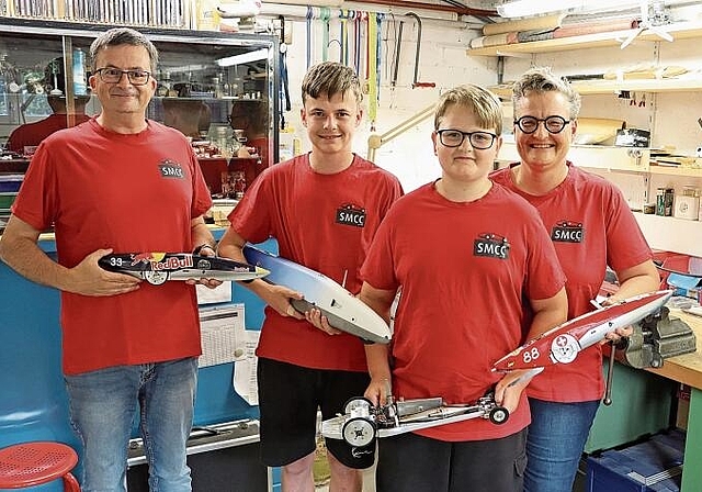 Familie Meier mit Speed-Automodellen: (v.l.) Philipp, Janis, Laurin und Diana in ihrer Werkstatt in Breitenbach. Foto: CARLO LANG