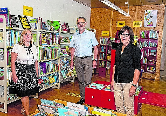 In der Bibliothek des KLV Breitenbach: (v. r.) Hannelore Rüegg, Leiterin Bibliothek, Yves Burgener, Präsident KLV Breitenbach, und Anke Tschabold, Mitarbeiterin Bibliothek. Foto: Martin Staub