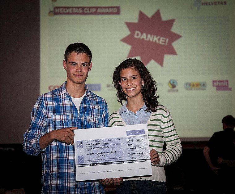 Stolze Gewinner: David Meury und seine Schwester Lena präsentieren anlässlich der Preisübergabe in Bern vor einer Woche den überreichten Check.  Foto: ZVG
