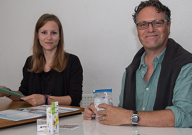 Koordination und Leitung: Sarah Stöckli und Zeno Steuri im Jugendzentrum Laufen beim Bereitstellen der Notfallsäckli für Begleitpersonen. Foto: Martin Staub