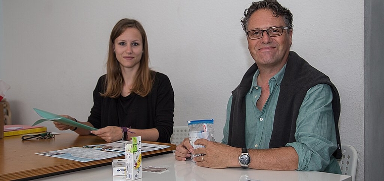 Koordination und Leitung: Sarah Stöckli und Zeno Steuri im Jugendzentrum Laufen beim Bereitstellen der Notfallsäckli für Begleitpersonen. Foto: Martin Staub