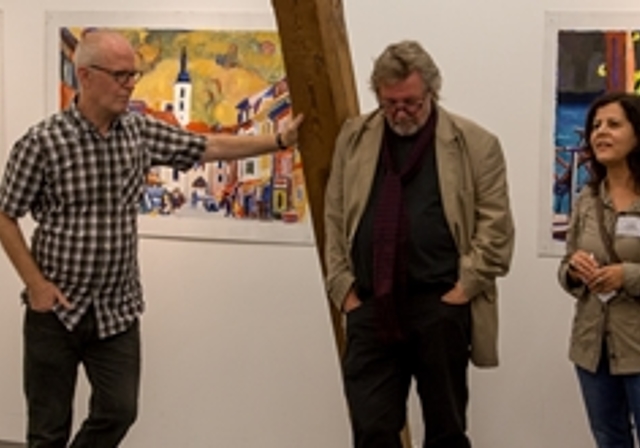 Der Maler, der Philosoph und die Vertreterin der Galerie: Stephan Schmidlin, Roland Neyerlin und Sabine Halbeisen (v.l.). Im Hintergrund dreimal Heimat in Öl. Foto: Martin Staub