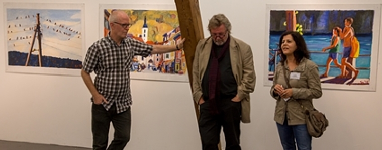 Der Maler, der Philosoph und die Vertreterin der Galerie: Stephan Schmidlin, Roland Neyerlin und Sabine Halbeisen (v.l.). Im Hintergrund dreimal Heimat in Öl. Foto: Martin Staub