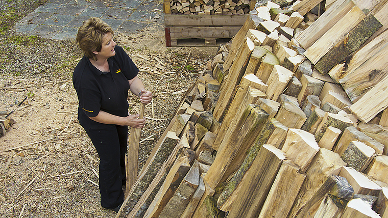 Verwandelt 15 Ster Holz in eine Tonne Kohle: Doris Wicki baut ab Montag in Arlesheim einen Kohlenmeiler auf. Foto: ZVG