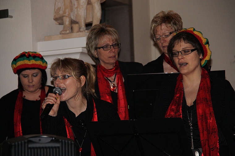 Singen aus Freude: Free Voices in der Kirche in Röschenz. Foto: Gaby Walther