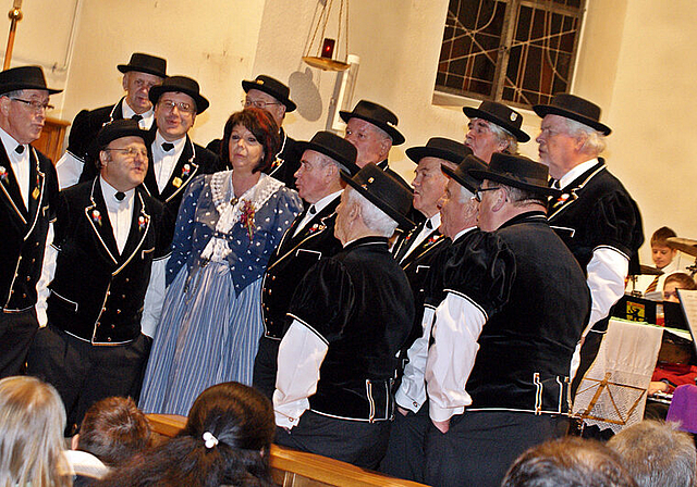 Gruppenbild mit Dame: Der Jodlerklub «Mis Dörfli» rahmt seine Solojodlerin Elisabeth Vogt ein. Foto: Roland Bürki