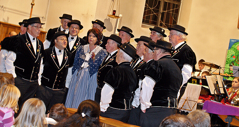Gruppenbild mit Dame: Der Jodlerklub «Mis Dörfli» rahmt seine Solojodlerin Elisabeth Vogt ein. Foto: Roland Bürki