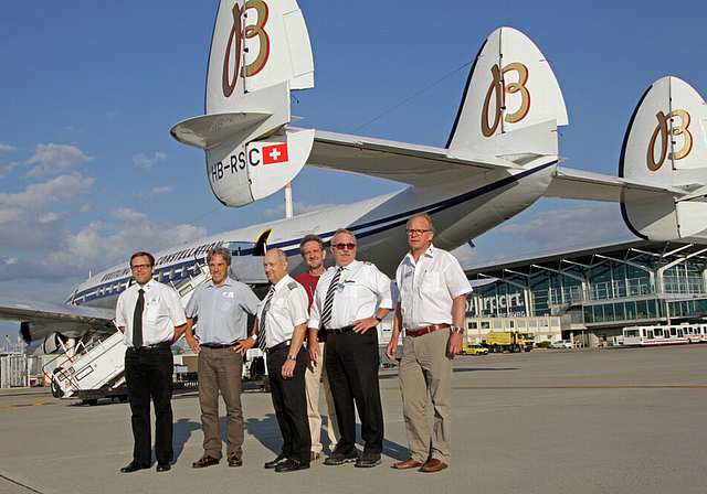 Startbereit: Die beiden Piloten der Super Constellation, Kapitän Paul Zitzer (2. v. r.) und Rolf Harlacher (3. v. r.) mit dem Team der Dittinger Flugtage Christian Doppler, Medien, Thomas Sütterlin, OK-Präsident, und Thomas Anklin, Obmann Segelflu