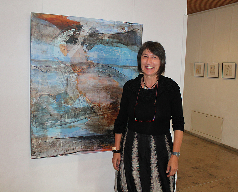 Abwechslumgsreiche Kunst: Yannina Döbeli und eines ihrer Acrylbilder. Foto: Dimitri Hofer