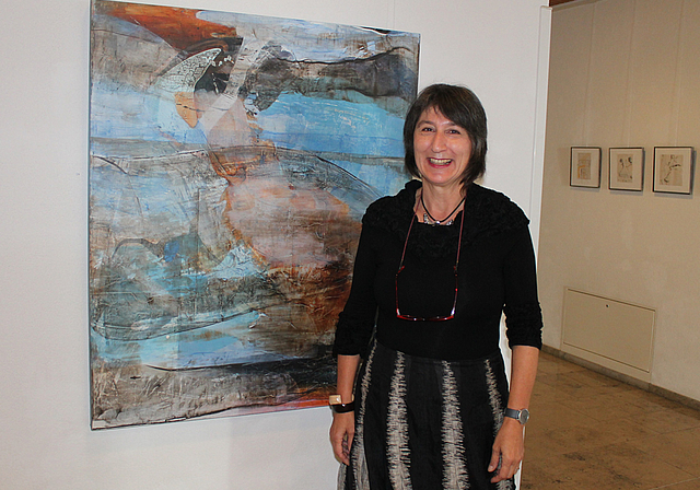 Abwechslumgsreiche Kunst: Yannina Döbeli und eines ihrer Acrylbilder.   Foto: Dimitri Hofer