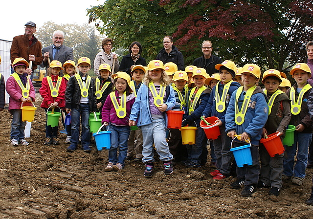 Kinder wirkten tüchtig mit: Beim Spatenstich des neuen Kindergartens in Zwingen. (v.l.) Schulleiter Erich Rubitschung, Gemeindepräsident Benno Jermann, Gemeindrätin Denise Eicher, Architektenehepaar Ulrike und Roman Hörler, Bauleiter Patrik Borge