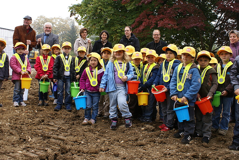 Kinder wirkten tüchtig mit: Beim Spatenstich des neuen Kindergartens in Zwingen. (v.l.) Schulleiter Erich Rubitschung, Gemeindepräsident Benno Jermann, Gemeindrätin Denise Eicher, Architektenehepaar Ulrike und Roman Hörler, Bauleiter Patrik Borge