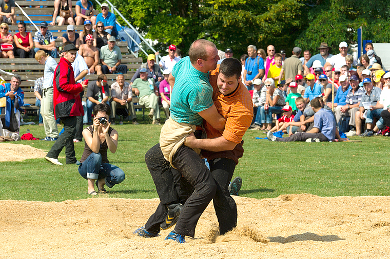 Einsatz im Sägemehl: Der spätere Festsieger Bruno Gisler (links) setzt an zum Schwung. Foto: Christian Jaeggi