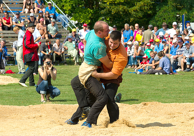 Einsatz im Sägemehl: Der spätere Festsieger Bruno Gisler (links) setzt an zum Schwung.  Foto: Christian Jaeggi