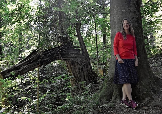 «Drachenbaum»: Inspiration findet Barbara Rosslow in der Natur – zum Beispiel bei diesem eingeknickten Baum 
nahe des Predigerhofs, wo sie gerne spazieren geht. Fotos: Mirjam Sinniger