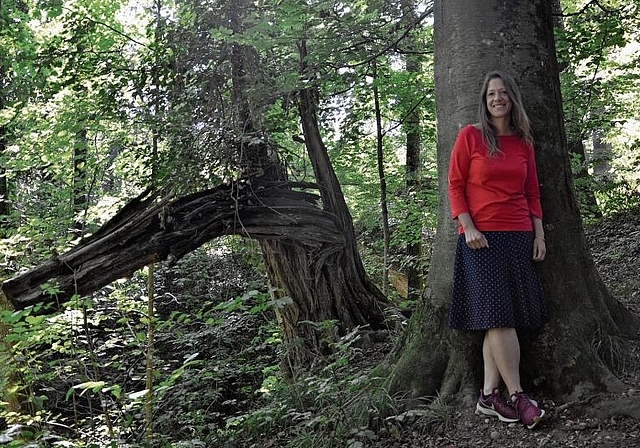 «Drachenbaum»: Inspiration findet Barbara Rosslow in der Natur – zum Beispiel bei diesem eingeknickten Baum 
nahe des Predigerhofs, wo sie gerne spazieren geht. Fotos: Mirjam Sinniger