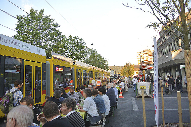 Bitte zu Tisch! Entlang des 11er-Trams setzten sich über 800 Gäste an die längste Tafel, die Reinach je gesehen hatte. Fotos: Bea Asper