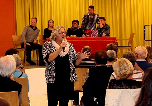 Wer wagt sich auf die Bühne? Die Moderatorin Verena Gauthier-Furrer der Theatergruppe «impuls» ermutigte, auf die Bühne zu kommen, um dem Theaterstück eine neue Wendung zu geben.Foto: Gaby Walther