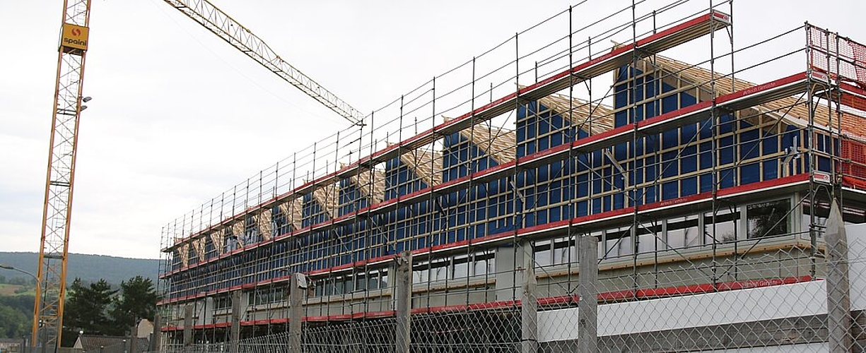 <em>Rohbau ist fertig: </em>Das markante Sheddach, welches an ein Industriegebäude erinnert, ist bereits gut erkennbar.<em>Foto: Gaby Walther</em>