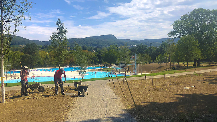 Abkühlung: Trotz halb fertigem Zustand haben im Laufe des Sommers immer mehr Leute den Weg ins Gartenbad gefunden.  Foto: Caspar Reimer