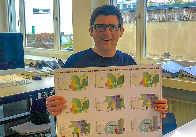 Lokalwährung: Grafiker Reinhard Hammel hat den neuen Reinacher Geschenkbon gestaltet.  Foto: Caspar Reimer