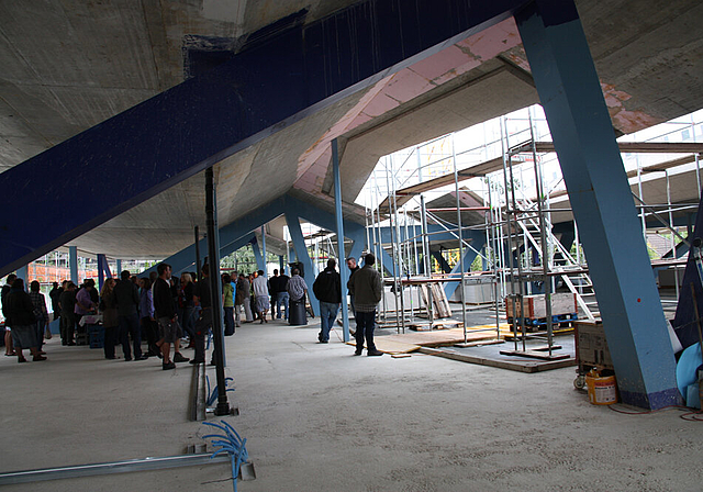 Eindrückliche Konstruktion: Stahlträger, Beton und Faltdach verleihen dem Schulhausneubau eine besondere Note.   Foto: Gaby Walther