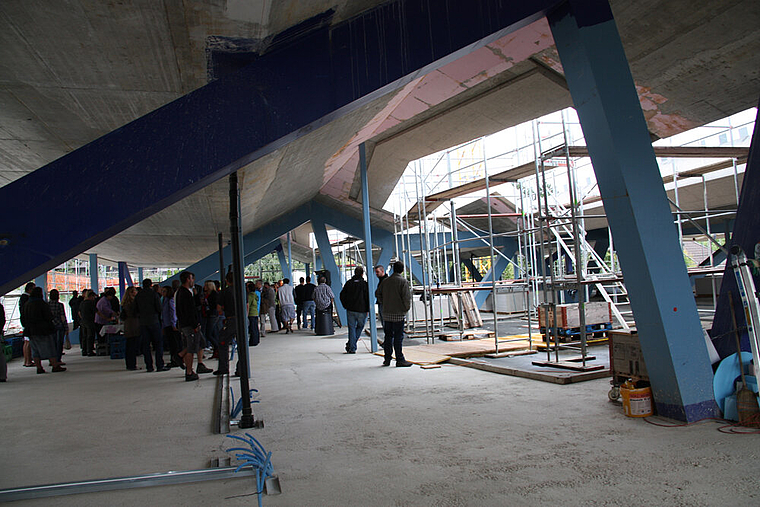 Eindrückliche Konstruktion: Stahlträger, Beton und Faltdach verleihen dem Schulhausneubau eine besondere Note. Foto: Gaby Walther