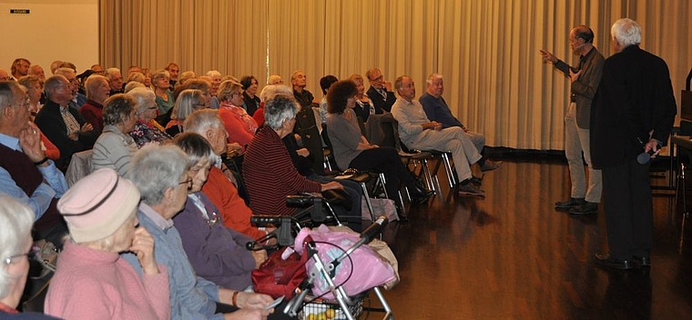 Gut besucht: Der Saal des evangelischen Kirchgemeindehauses Aesch-Pfeffingen war fast bis auf den letzten Platz besetzt. Foto: Isabelle Hitz