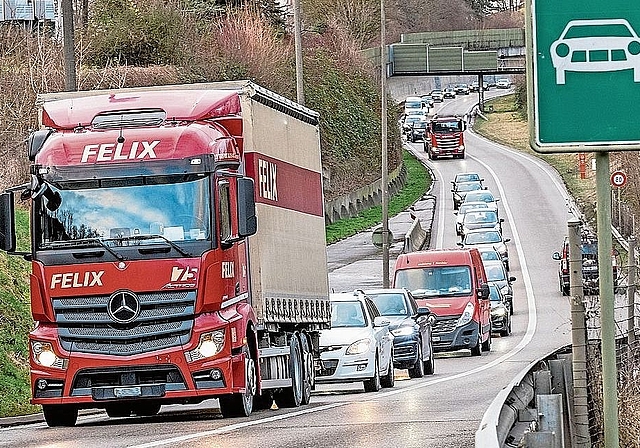 Klassiker der Baselbieter Landstrasse: die dicht befahrene N18 kurz vor dem Engpass Angenstein bei Aesch. Foto: Nicole Nars-Zimmer