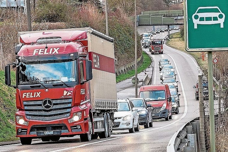 Klassiker der Baselbieter Landstrasse: die dicht befahrene N18 kurz vor dem Engpass Angenstein bei Aesch. Foto: Nicole Nars-Zimmer