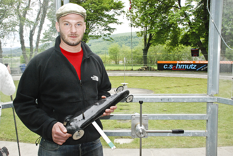 Auf der Rennbahn in Witterswil: Florian Baumann mit seinem selbst gebauten Speed Model Car 3,5 ccm. Foto: Thomas Brunnschweiler